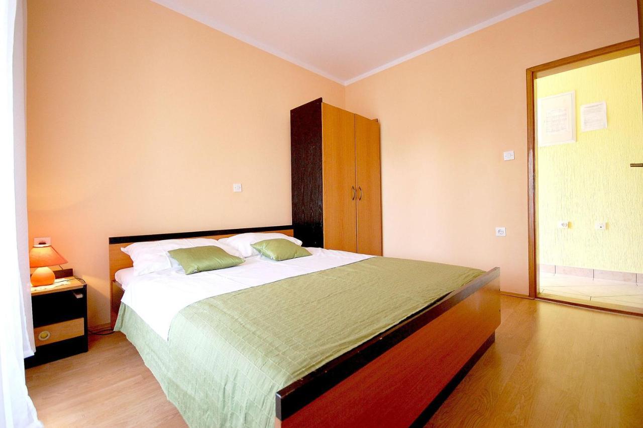 Apartment Ivan By El-Pi Tours Malinska Ngoại thất bức ảnh